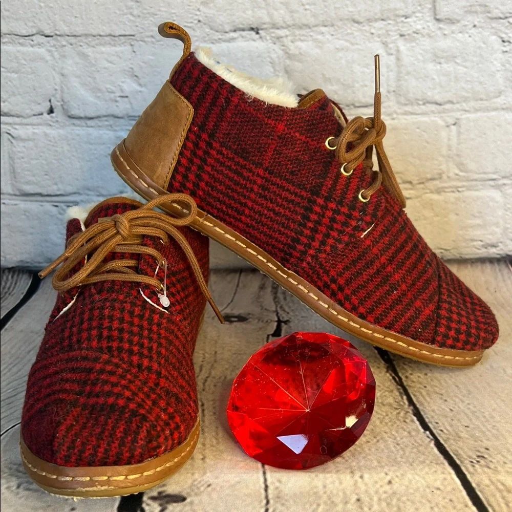 * TOMS Bota Chukka Boots in red plaid felt with a leather wrap